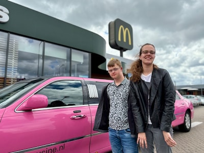 Twee jaar lang spaarde Roos statiegeld voor haar droom: met vriend Dirk in roze limo naar McDonald’s