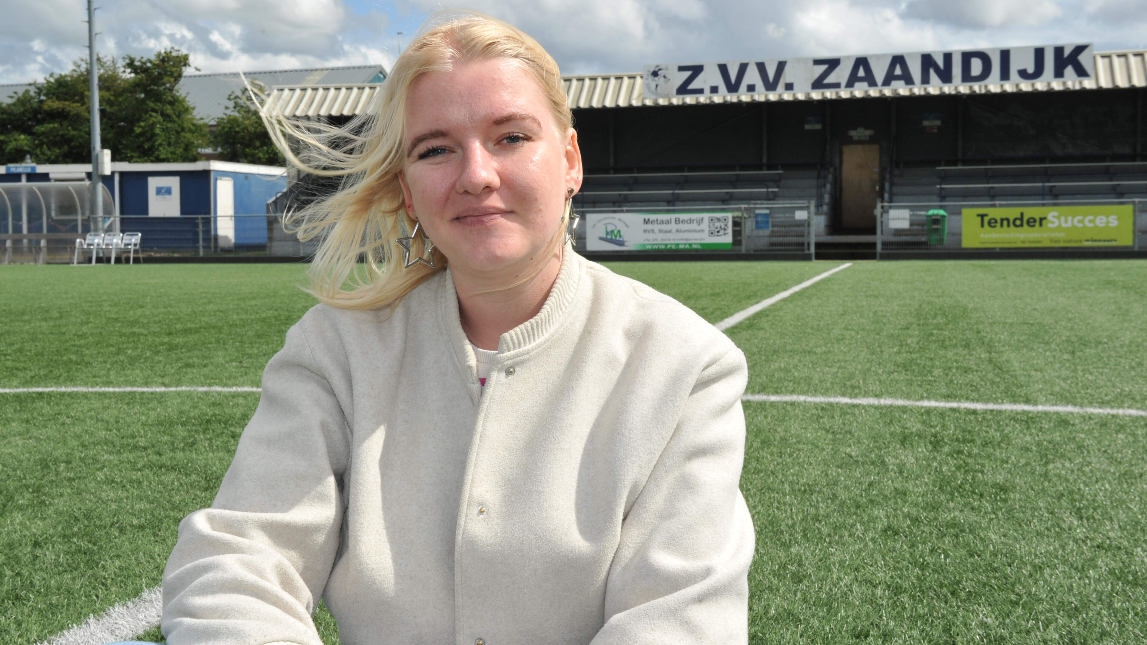 Manuela (27) kreeg achter het stuur een hersenbloeding: ’Ik had de hele week al hoofdpijn’