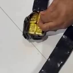 Video | Douane ontdekt 2,8 kilo goud achter luidspreker in vliegtuigtoilet