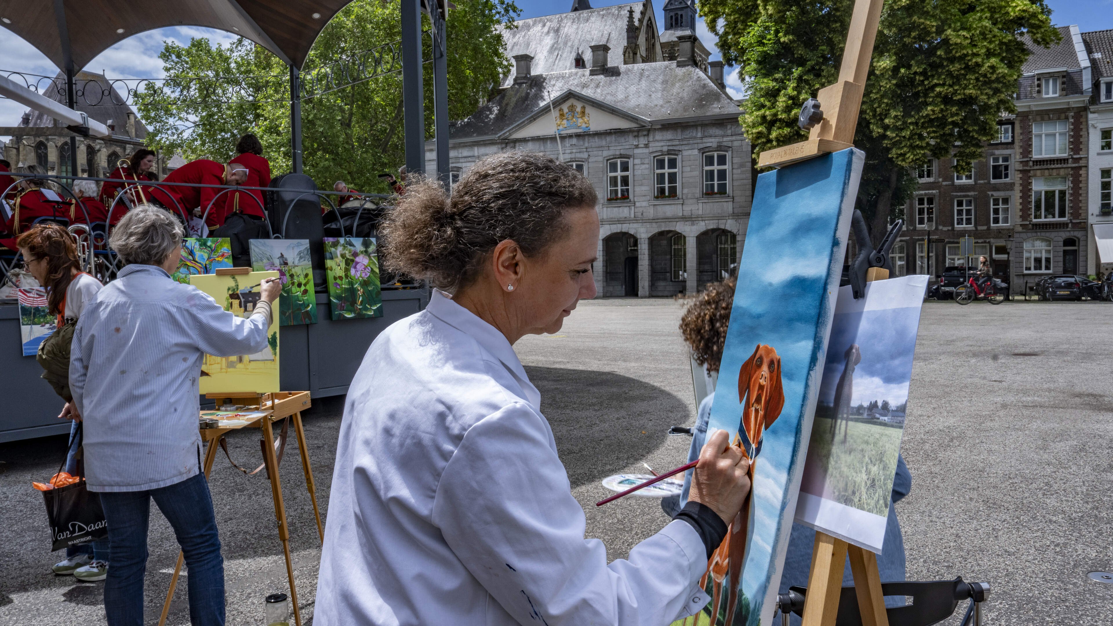 Op zoek naar verbinding en inspiratie op de eerste Dag van de Amateurkunsten in Maastricht: „Met een doekje en een penseel ben ik gelukkig”
