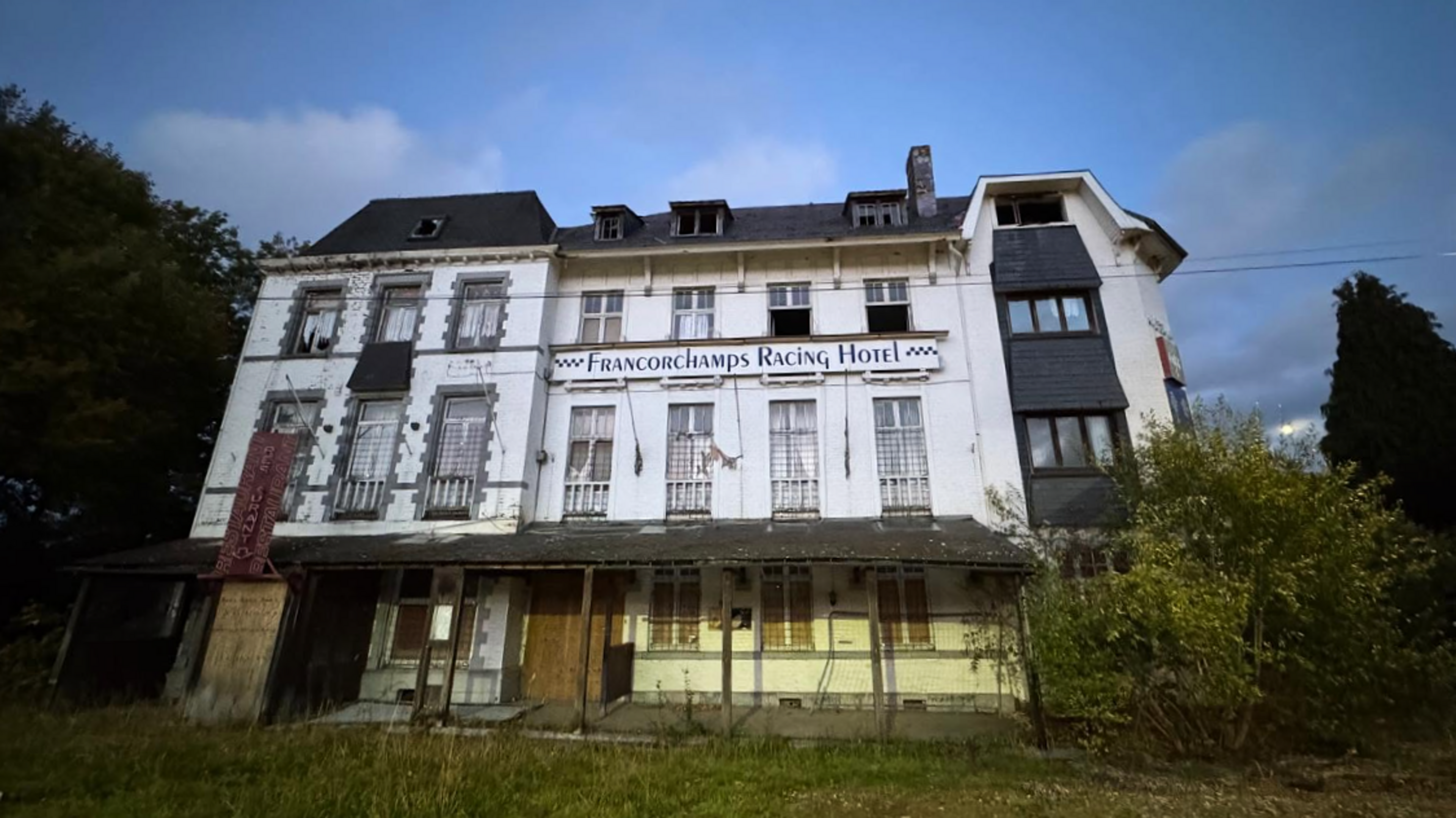 ’Urban explorers’ Cees, Michel en Mike uit IJmuiden sluipen door het verlaten Francorchamps Racing Hotel: ’Als je de locatie deelt, kan het binnen een week gesloopt worden’