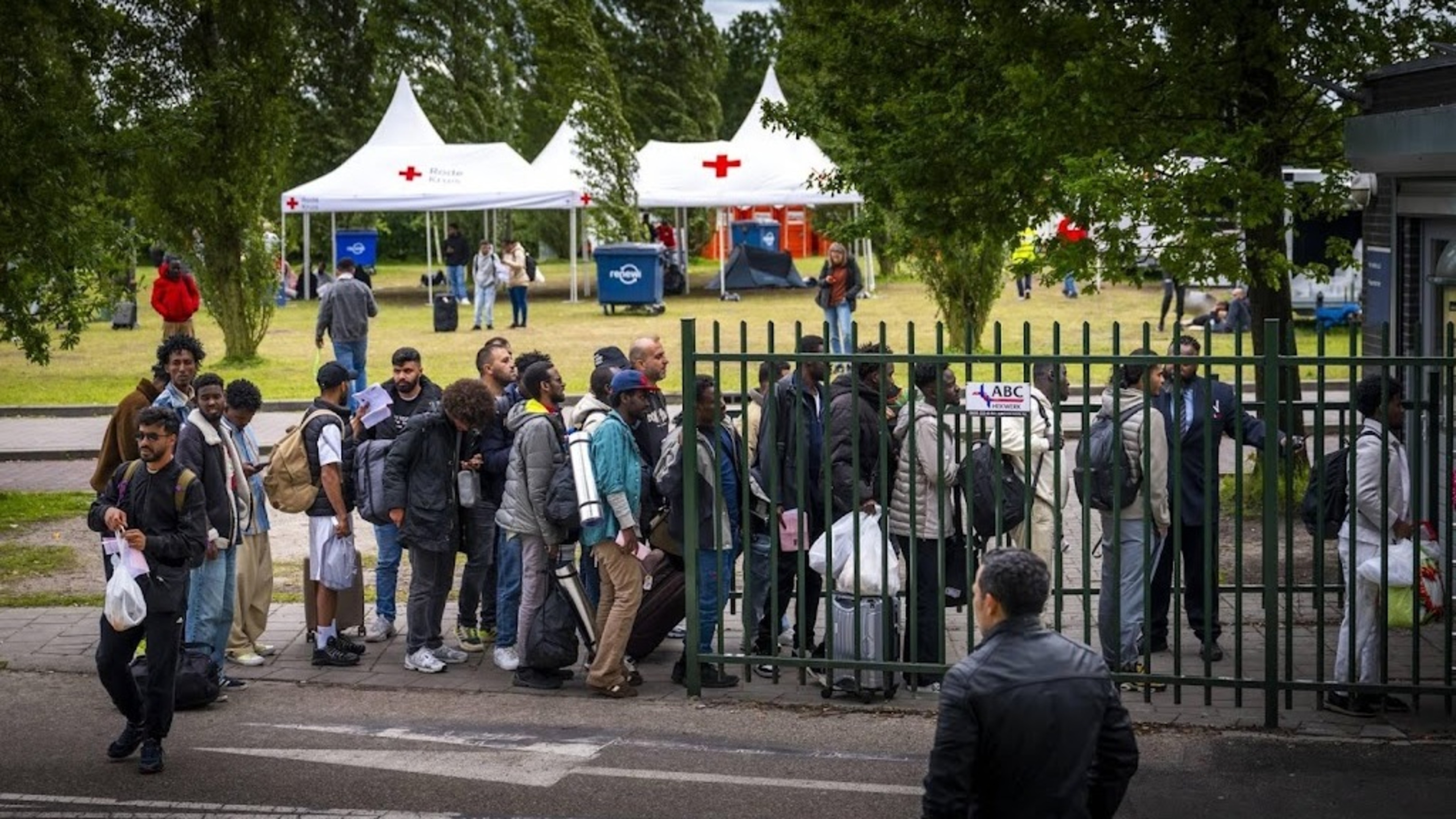 Politie grijpt in bij opstootje buiten aanmeldcentrum Ter Apel