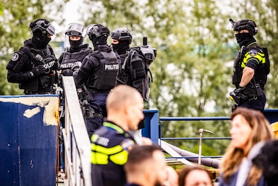 Politie omsingelt opvangboot na steekpartij in Hendrik-Ido-Ambacht: man (32) zwaargewond naar ziekenhuis