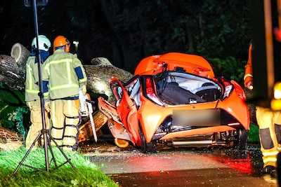 Dode door noodweer: boom valt op rijdende auto in Drenthe, bestuurder overleden
