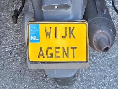 Scooterrijder rijdt rond in Helmond met kenteken ‘wijkagent’, echte wijkagent staat een dag later voor zijn deur