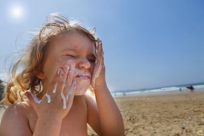 Wees niet zuinig met zonnebrand: ‘Voor je gezicht heb je al halve theelepel nodig’