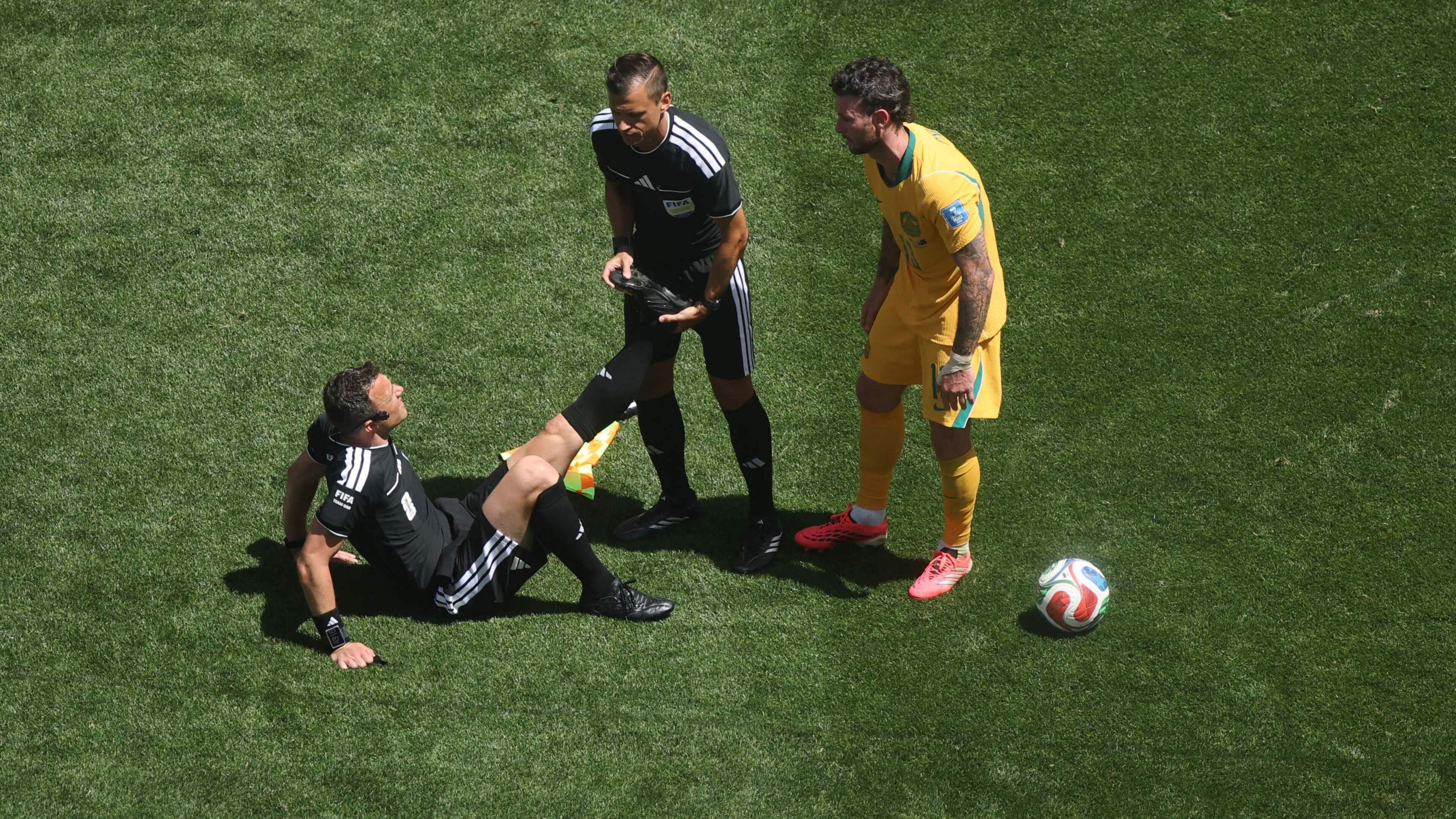 Scheidsrechter naar de grond: krampaanval in slotminuten van WK-duel tussen VS en Australië