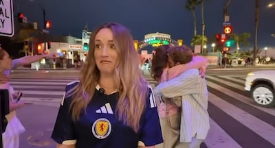WK-reporter houdt het na tien seconden niet meer vol als koppel vol in beeld begint te zoenen