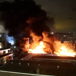 Tientallen bewoners geëvacueerd vanwege brand in visrokerij Scheveningen