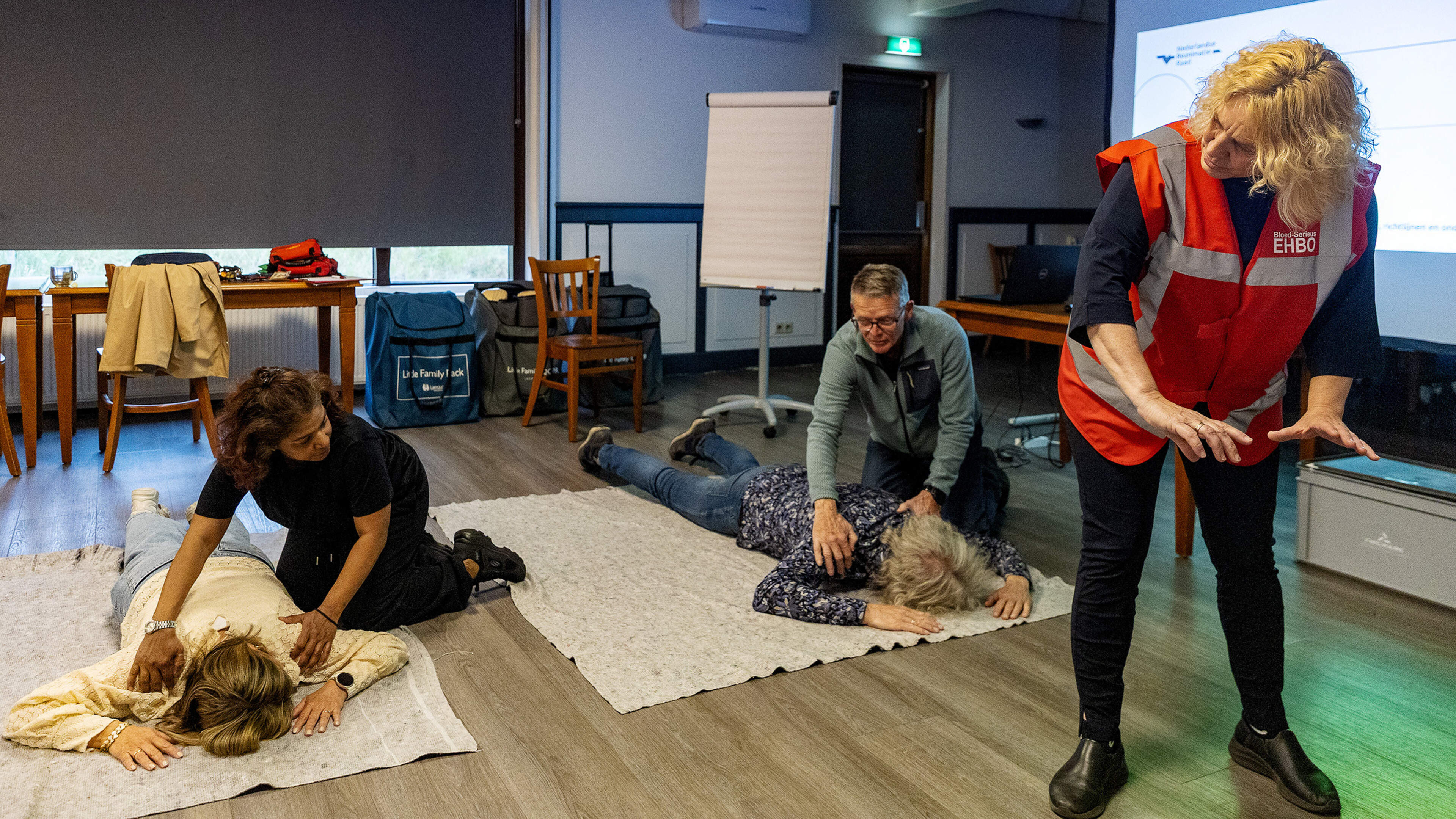 Een avond ’flink doorpompen, niet zeuren en gewoon dóén’. Trainer Carline leert dorpsgenoten handelen bij een hartstilstand