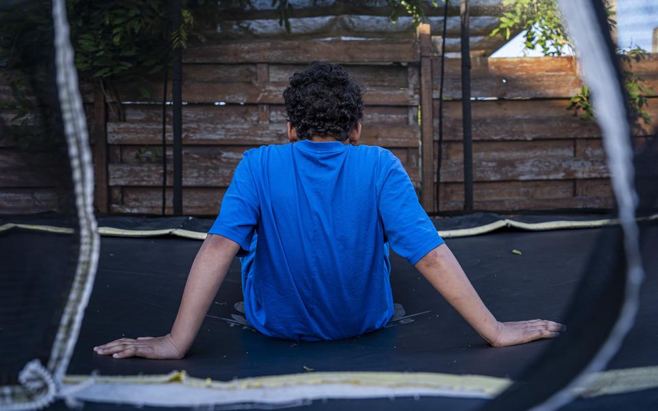 Jay (10) uit Groningen wil naar school, maar er is nergens plek voor hem. ‘Hij is nog nooit naar een kinderfeestje geweest’