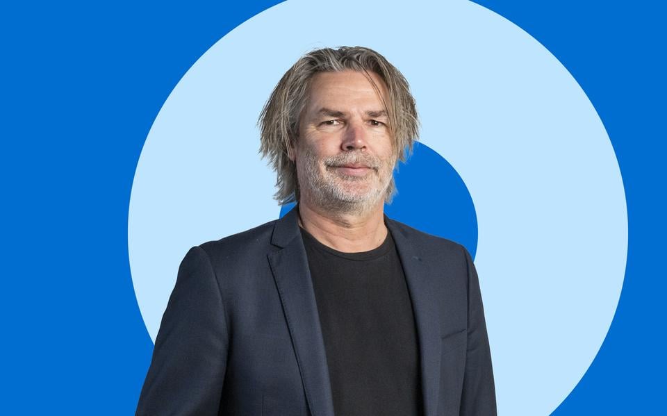 Ik ga voor mijn vrouw staan en vraag of mijn colbertje nog kan. Ze wijst naar het poloshirt dat over de broek valt: ‘Nee, dat daar is een te groot vlak’ | column Herman Sandman