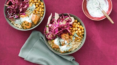 Wat Eten We Vandaag: Rijstbowl met zalm, kikkererwten en rodekool