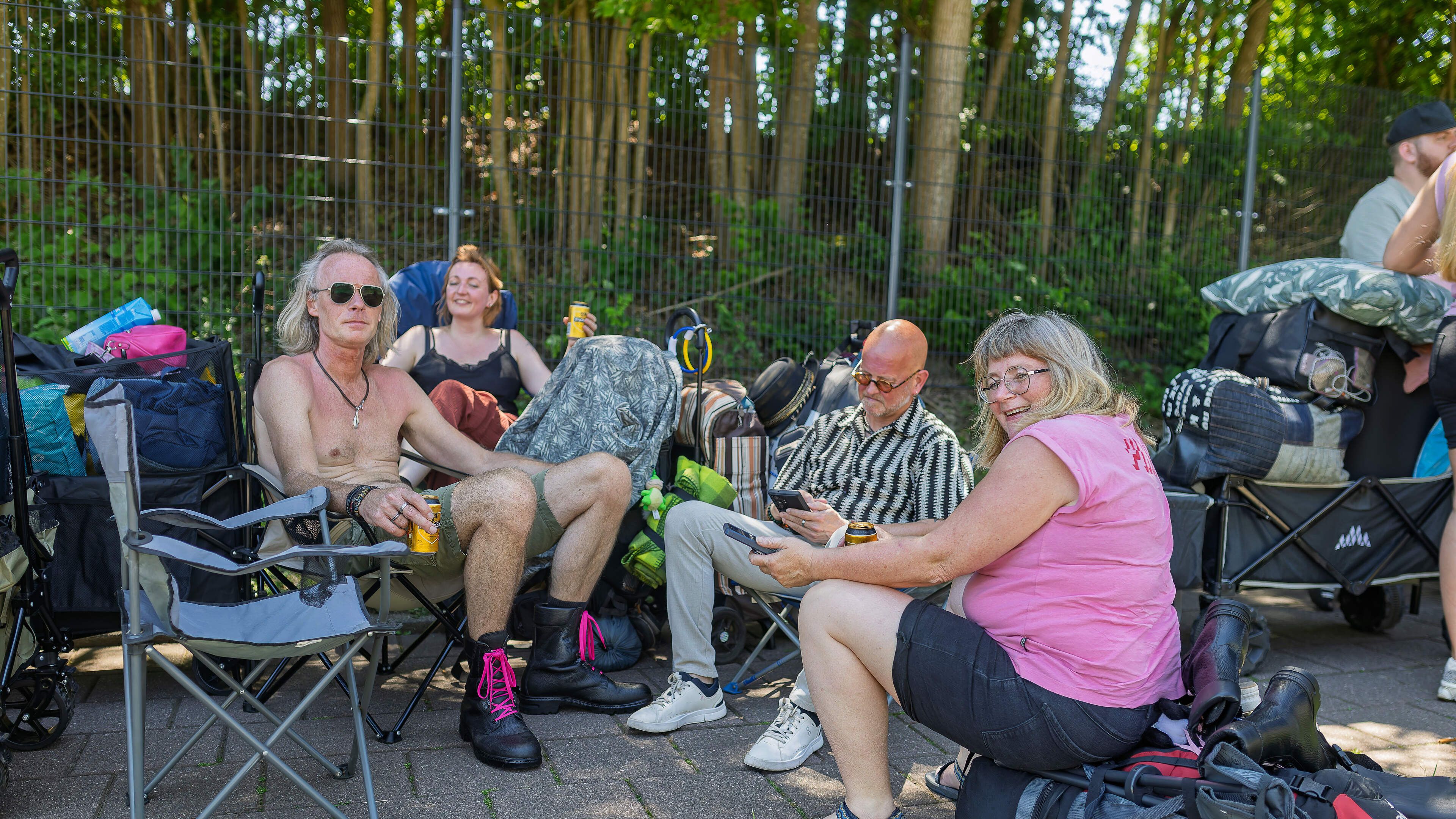 Het is puffen in de rij voor de Pinkpopcamping, maar echte festivalgangers zien er ook de charme van in: ‘Zweet verbindt, iedereen ruikt straks hetzelfde’