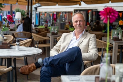 Geheel vrijwillig draagt Bart (49) uit Almelo een enkelband: ‘Vooral de betekenis weegt zwaar’