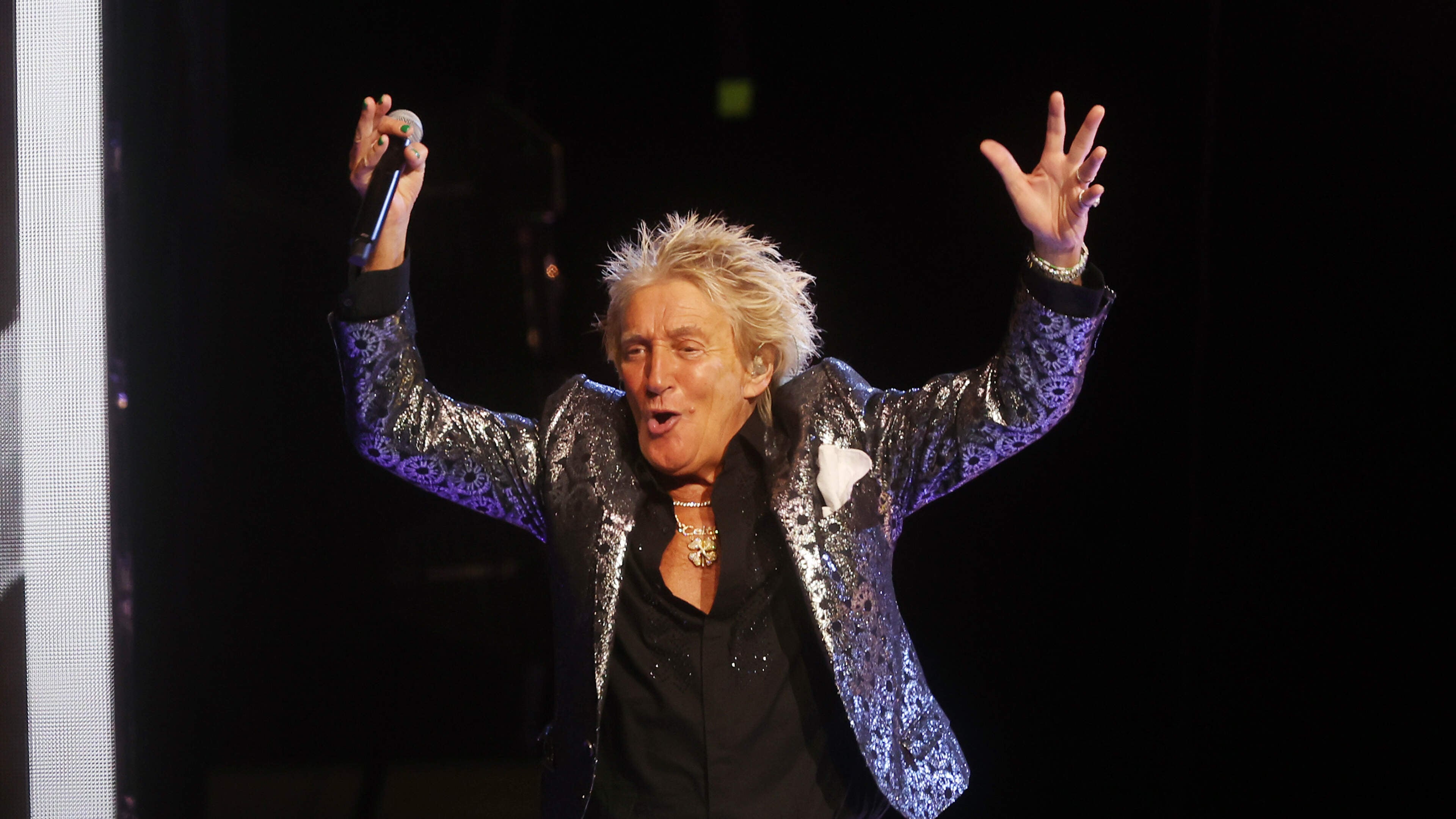 Feestende Rod Stewart (81) wekt woede fans na afgelasting concert: ’Hij was toch zo ziek?’