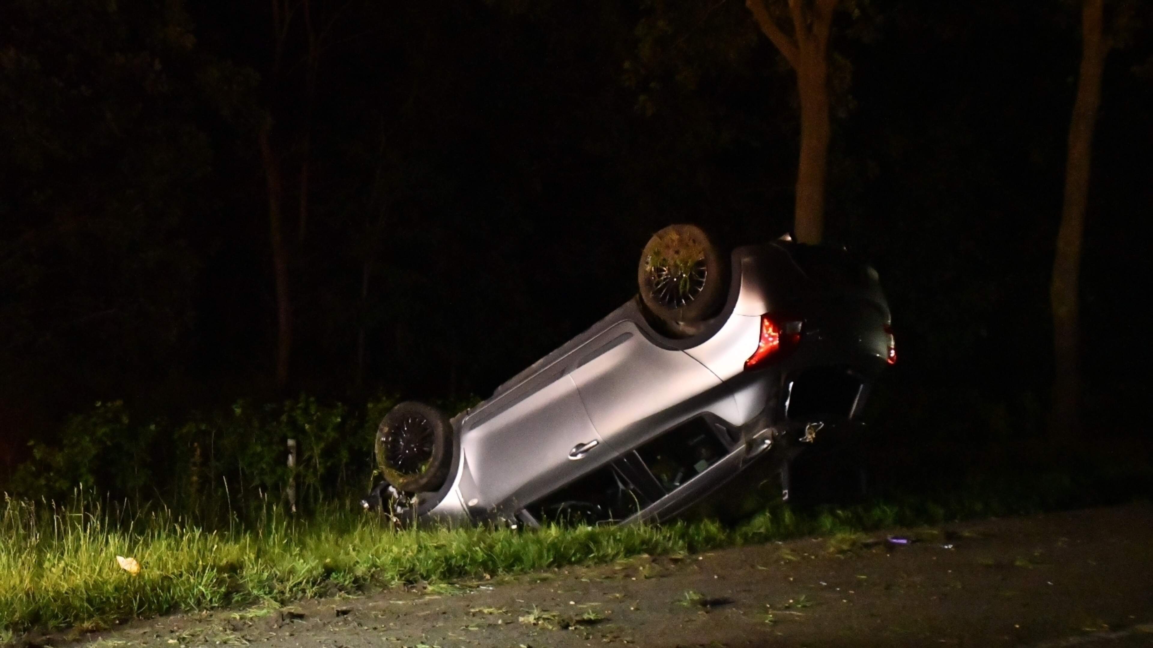 Auto belandt op de kop in Arcen