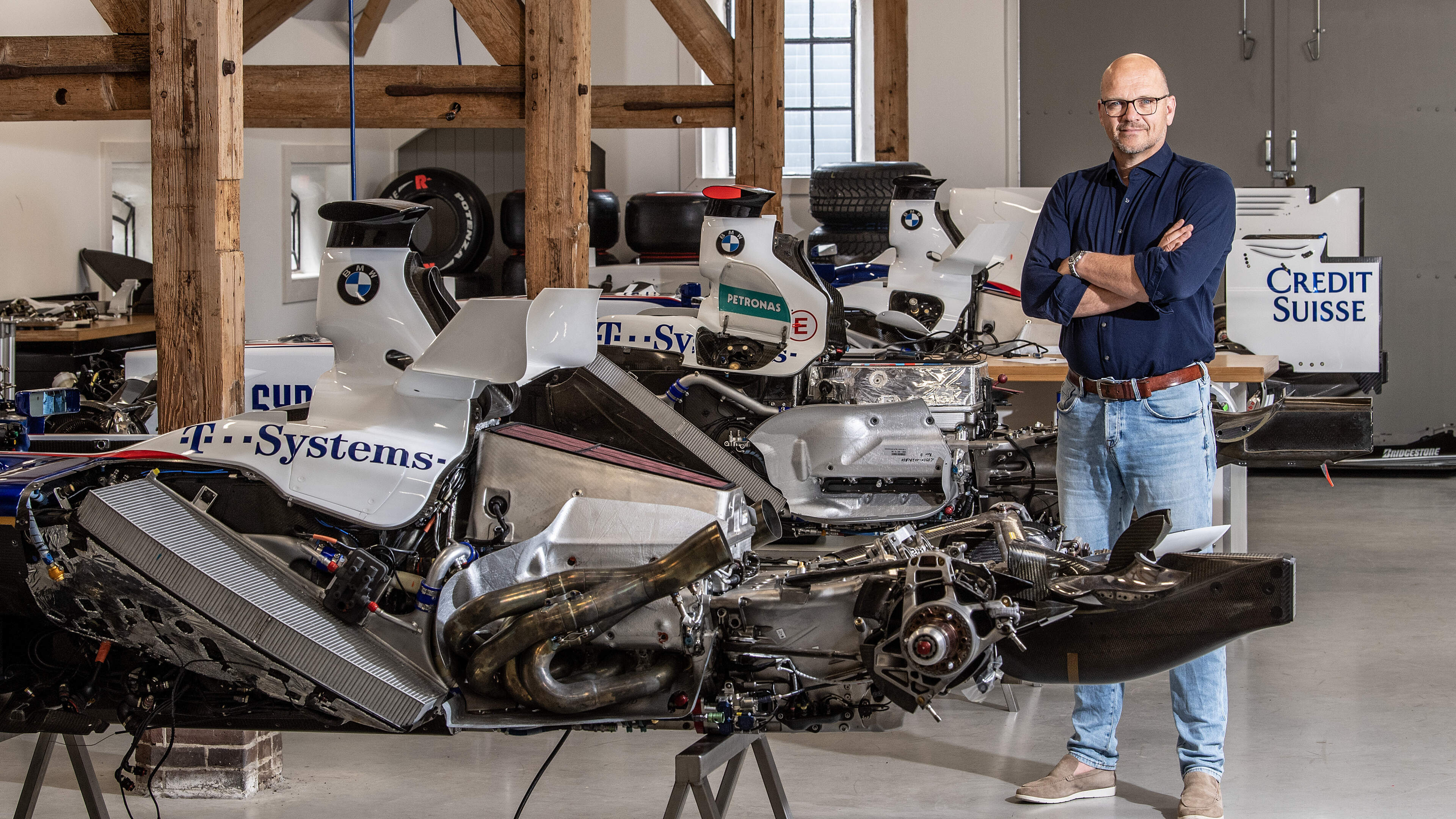 Ernest Knoors uit Grevenbicht werkte met Michael Schumacher bij Ferrari, nu wekt hij klassieke Formule 1-bolides tot leven in boerenschuur: ‘Ze zijn net kunst’