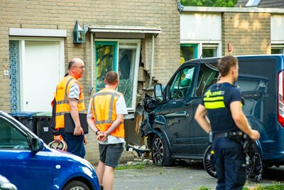 Groot gat in pui van woning in Almere nadat bestelbus er tegenaan rijdt