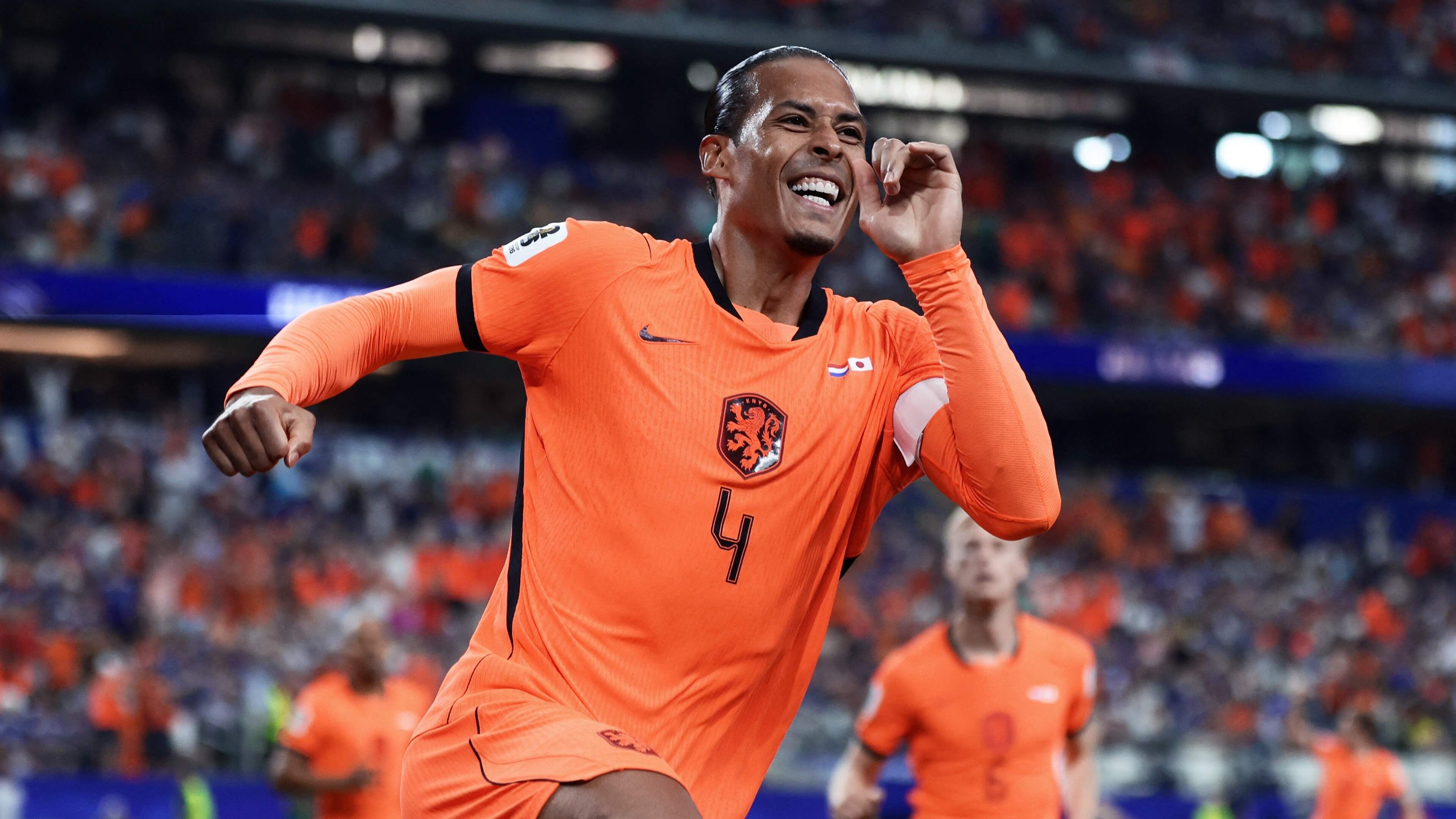 Scorende Virgil van Dijk baalt dat Oranje voorsprong niet kan vasthouden: ’Hij is heel duidelijk rechtsbenig’