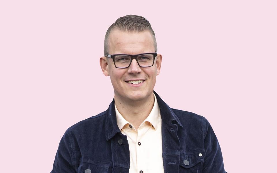 Geprezen zij de vader die als een bezetene achter onhaalbare shuttles aan holt | column Wieberen Elverdink