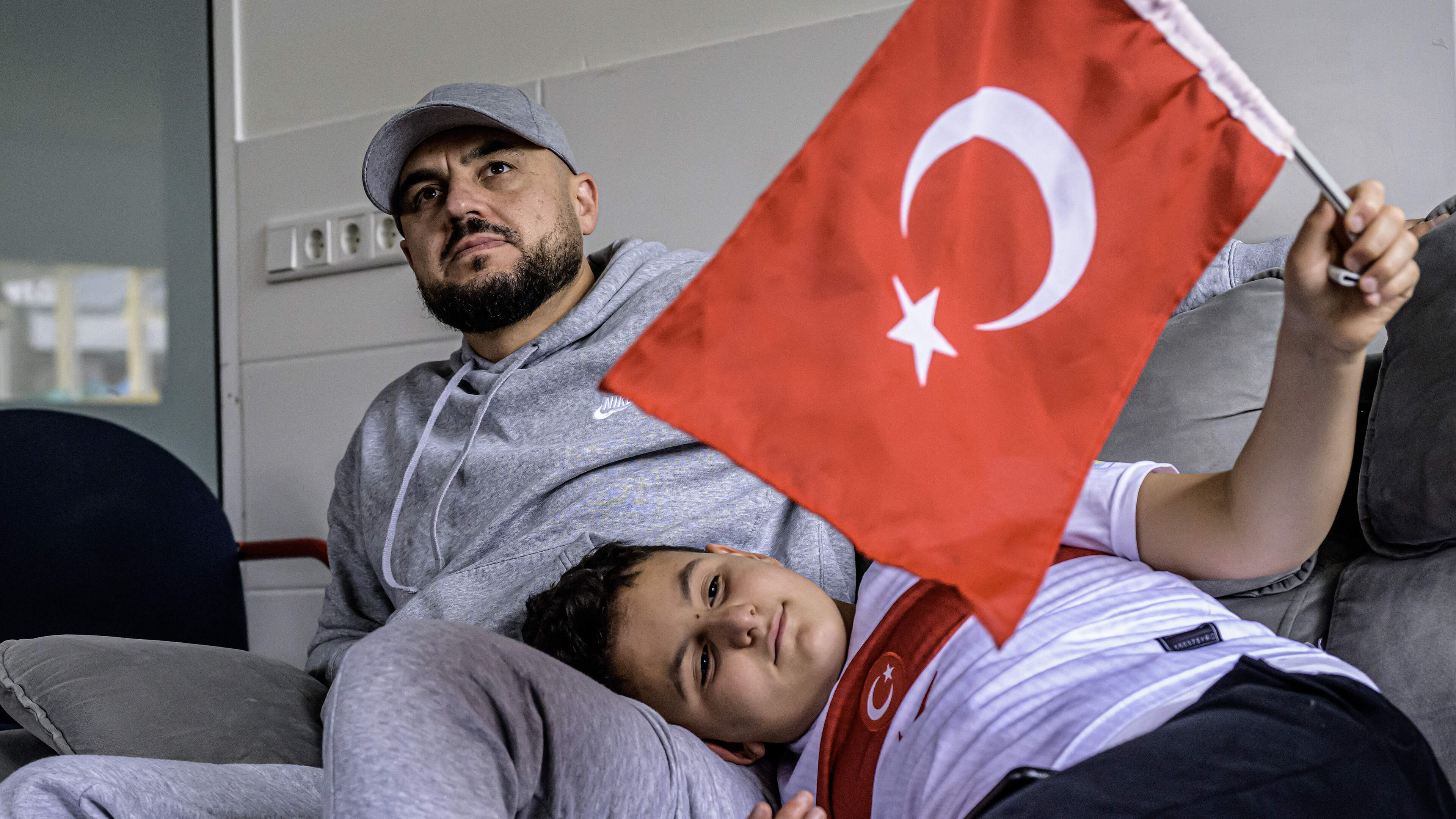 Om 6.00 uur in de Haarlemse Fatih Moskee samen kijken hoe Turkije met 2-0 verliest van Australië. ’Volgende keer beter, nu eerst even slapen’
