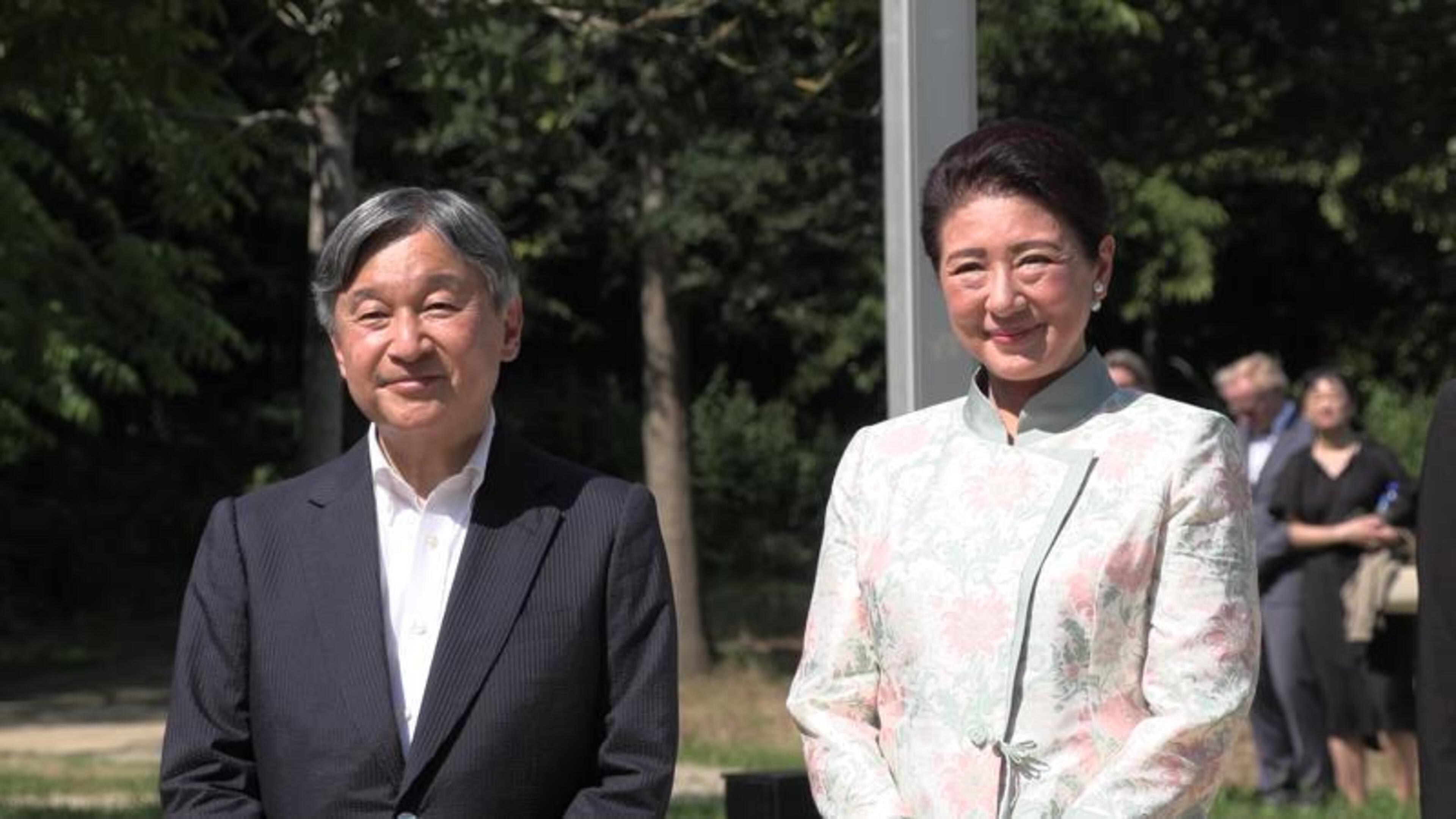 Planten van nieuwe boom door Japans keizerspaar trekt veel bekijks in Amsterdamse bos