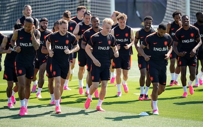 Oranje traint met twee jarigen in heet Kansas voor WK-duel met Zweden
