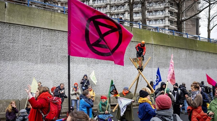Juristen XR: agenten moeten zichtbare identificatietekens dragen