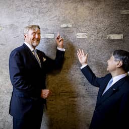 Video | Koning toont naam in zweetkamer Leidse universiteit: 'Voelt als gisteren'