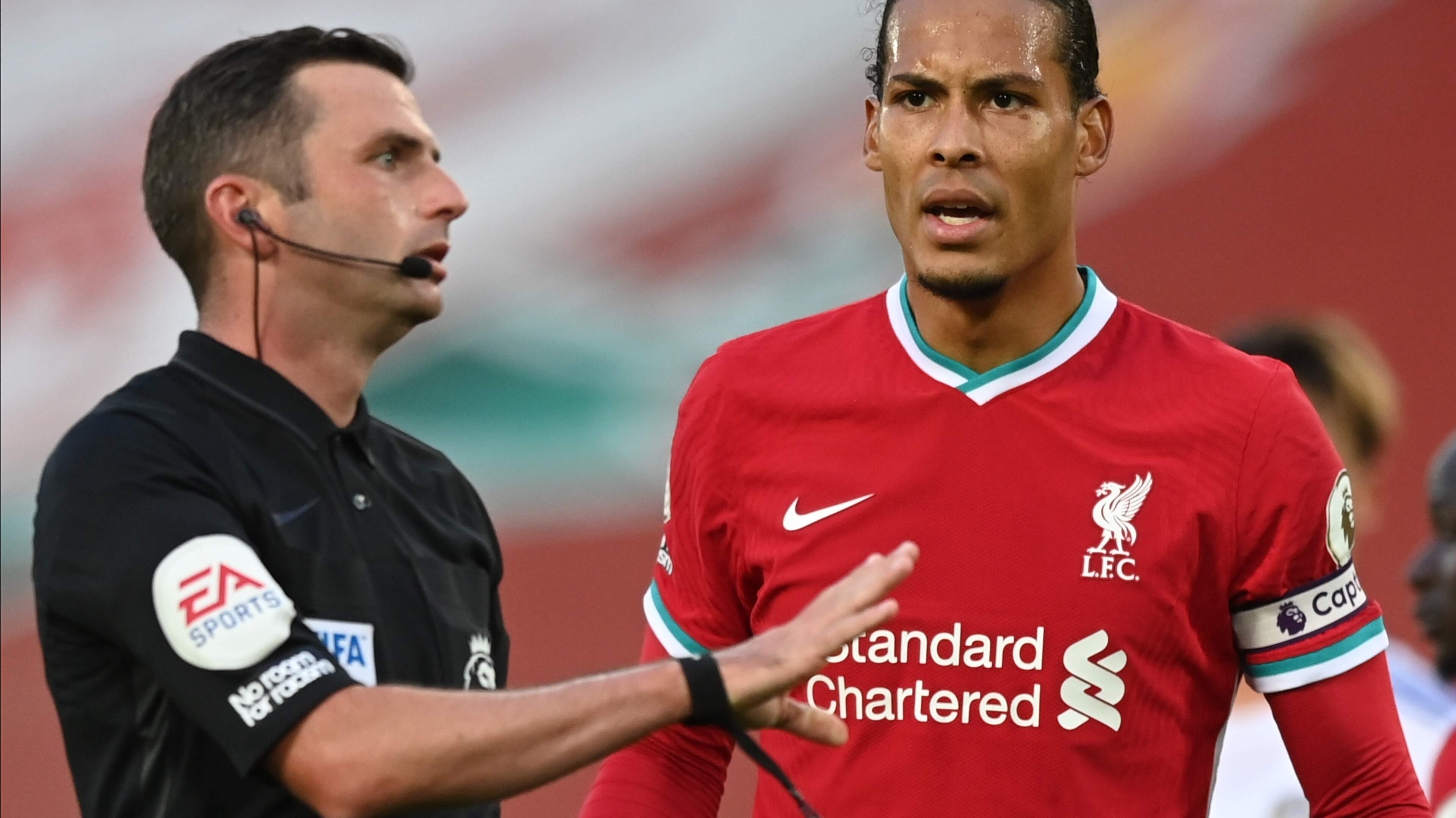 Virgil van Dijk treft tijdens Nederland - Zweden Engelse arbiter die weigerde rood te geven toen aanvoerder Oranje horrorblessure opliep
