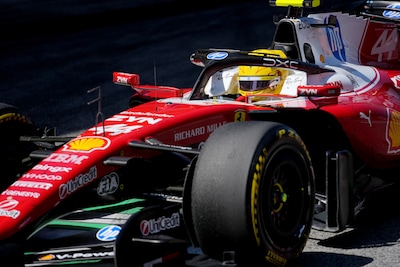 Lewis Hamilton grijpt eerste zege bij Ferrari, Max Verstappen onzichtbaar