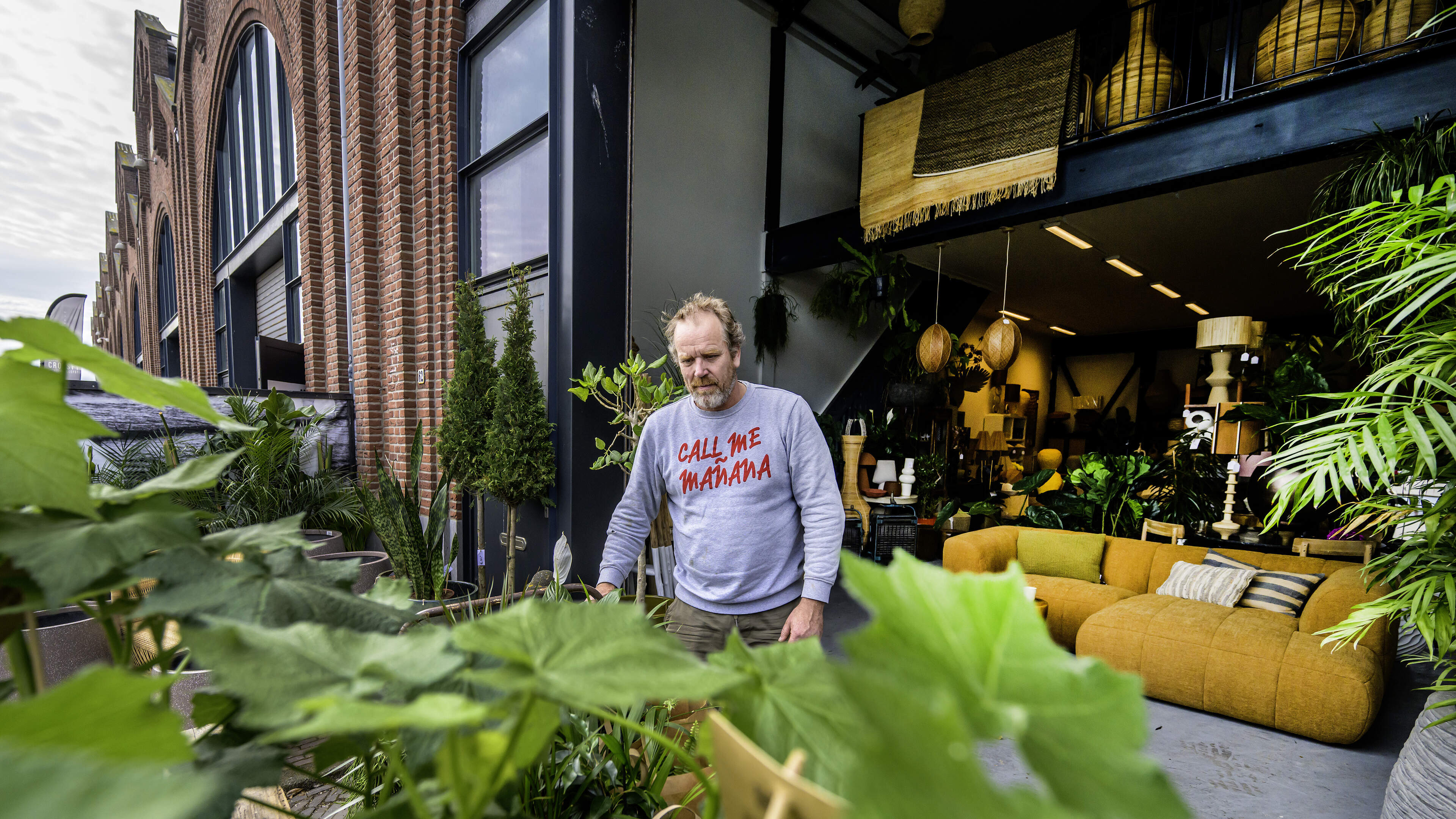 By Dennis verhuist na 27 jaar van hartje Haarlem naar havengebied IJmuiden: ’Het is steeds lastiger voor ondernemers om in de binnenstad te blijven’