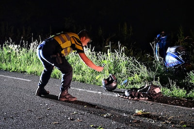 Scooterrijder zwaargewond na botsing tegen boom in Udenhout, politie zoekt bestuurder tegemoetkomende auto