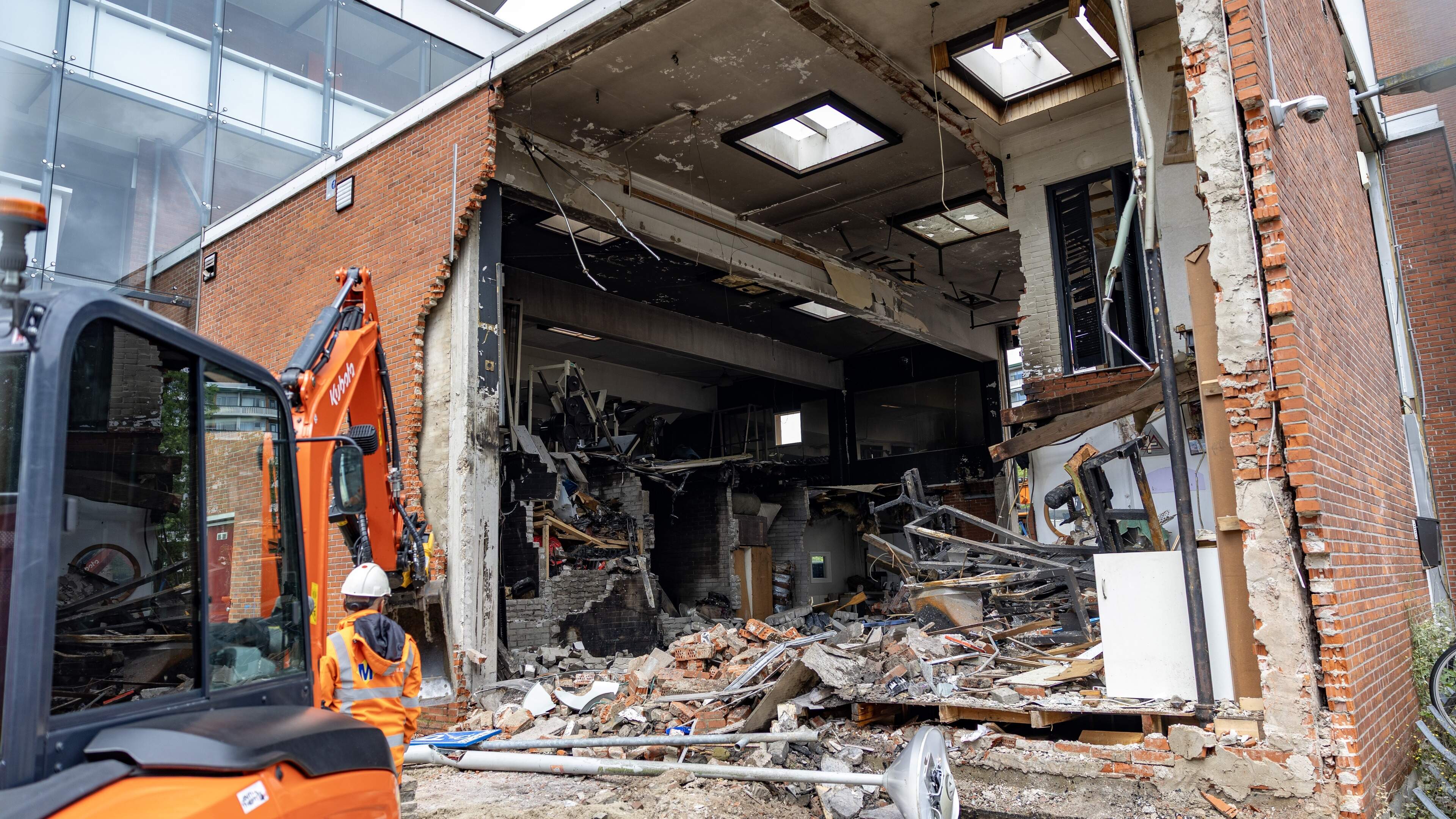 Twee Amsterdammers langer vast om betrokkenheid explosie Osdorp: ’Goed mogelijk dat dit de werkplaats was van de bommenmaker’