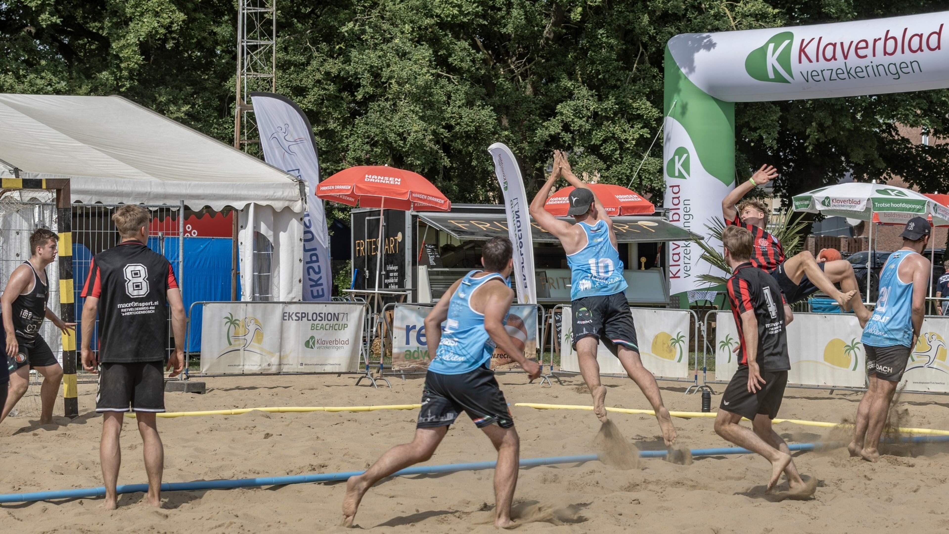 Meer dan duizend deelnemers gaan op nieuwe locatie strijd met elkaar aan tijdens achtste editie van Klaverblad Eksplosion ’71 BeachCup: ‘We zitten nog steeds in de lift’