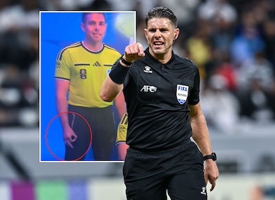 Wat deed die VAR daar met zijn hand? FIFA onderzoekt ‘White Power’-gebaar van Australische scheidsrechter