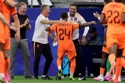 Ruud van Nistelrooij leert Oranje-spitsen anders schieten: niet recht op de bal aflopen, maar met een boog, een ‘eyeopener’