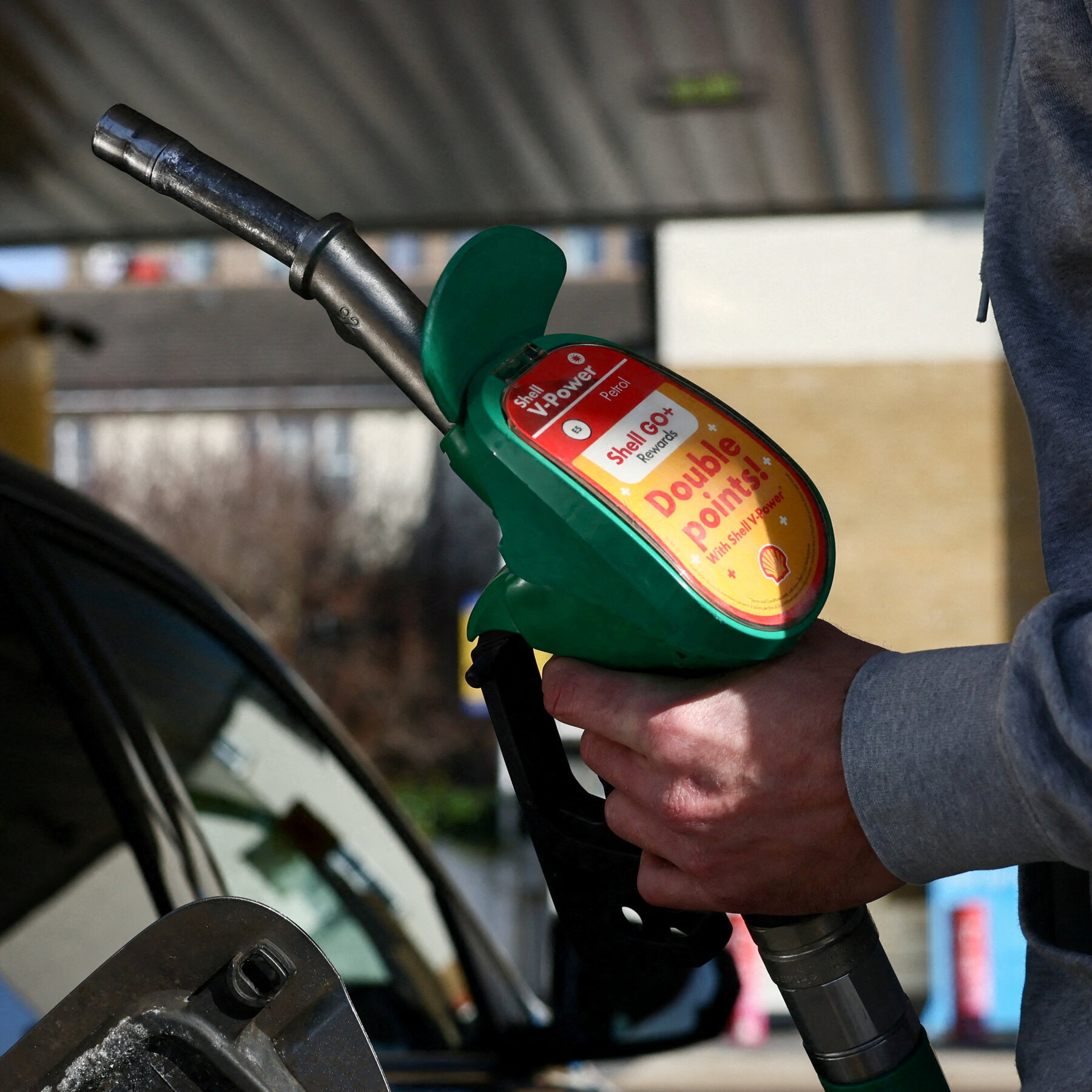 Oil Prices Fall as U.S.-Iran Deal to Reopen Hormuz Takes Effect