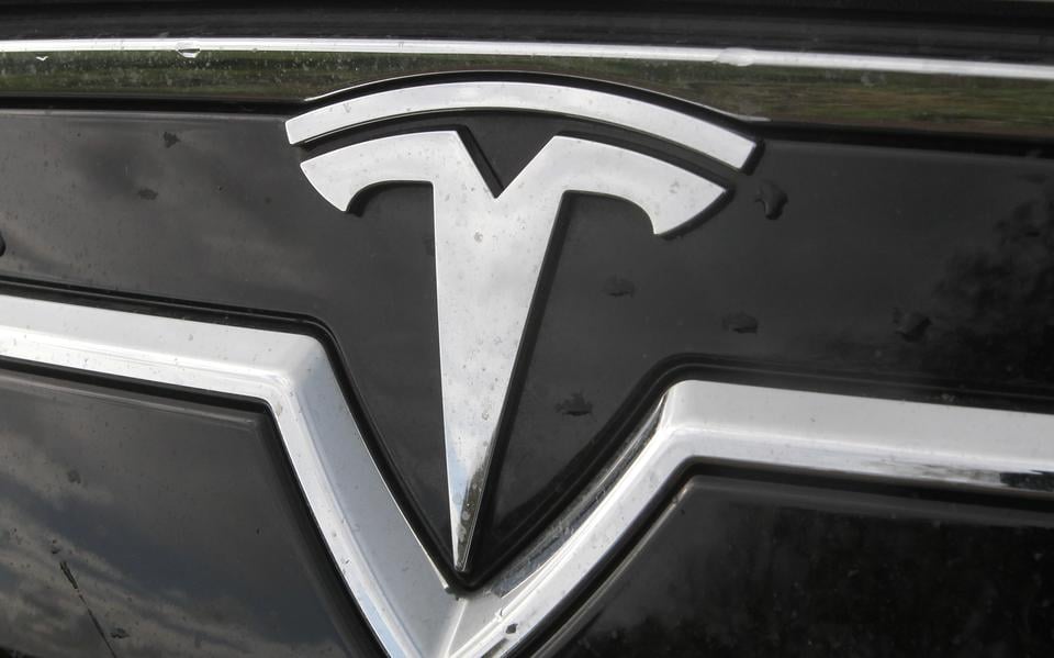 Man (34) uit Delfzijl crasht Tesla met 162 kilometer tegen lantaarnpaal na 6 halve liters. ‘Heb veel spijt’