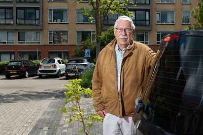 Enschedeër Jan (91) wil invalideparkeerplek voor deur, maar Livio weigert: ‘Ik kan wel lopen, maar niet zover’
