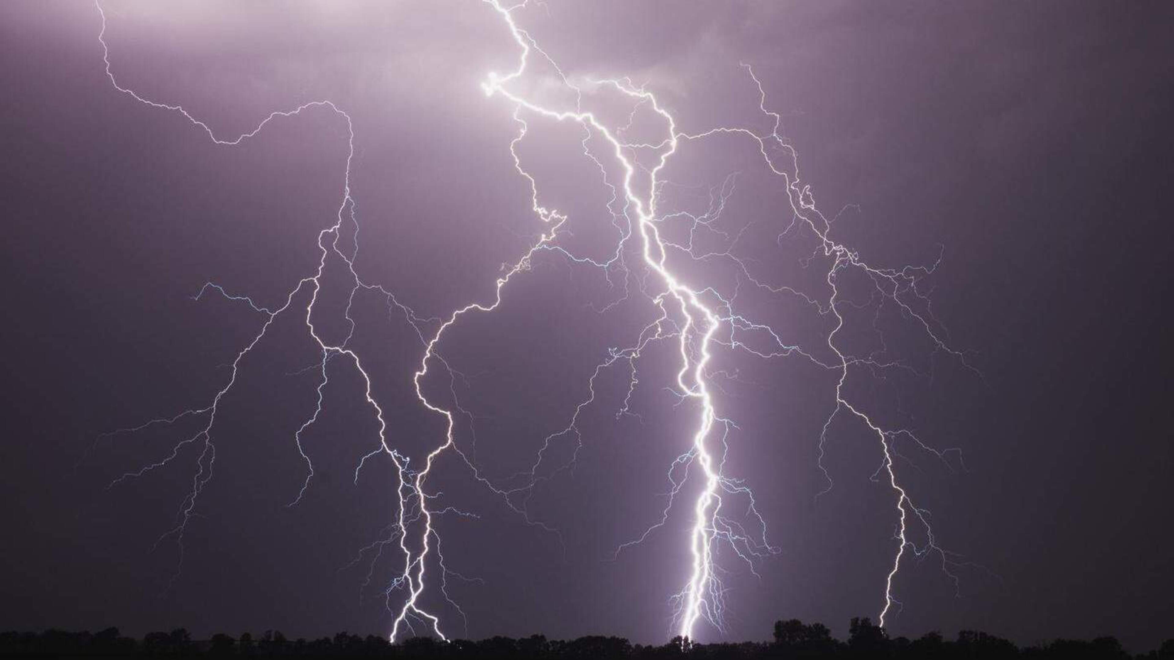 Onweersbuien trekken over het land, veel regen
