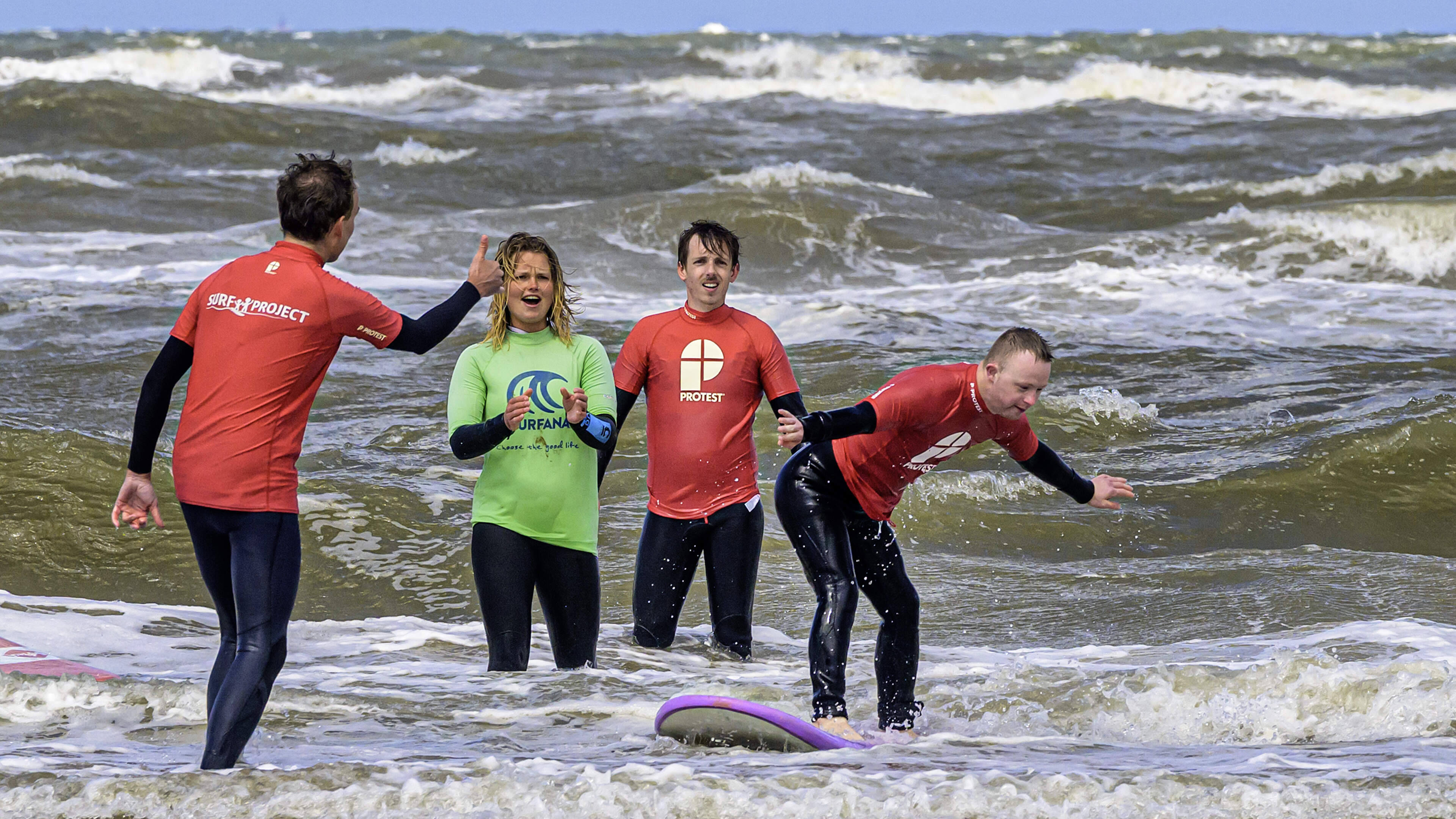 Golfsurfen op de Special Olympics bij Rapa Nui in Zandvoort. ’Wij zijn niet bang voor de zee!’