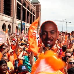 Video | Duizenden Oranjefans gaan van links naar rechts tijdens fanwalk in Dallas