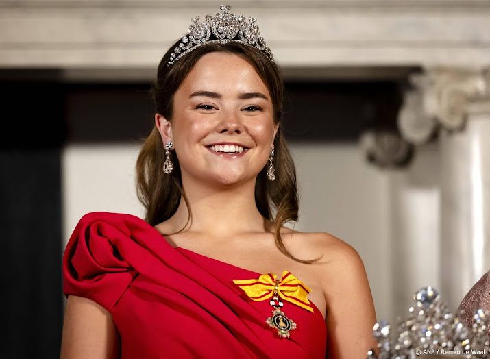 Prinses Ariane draagt rode jurk tijdens eerste staatsbanket