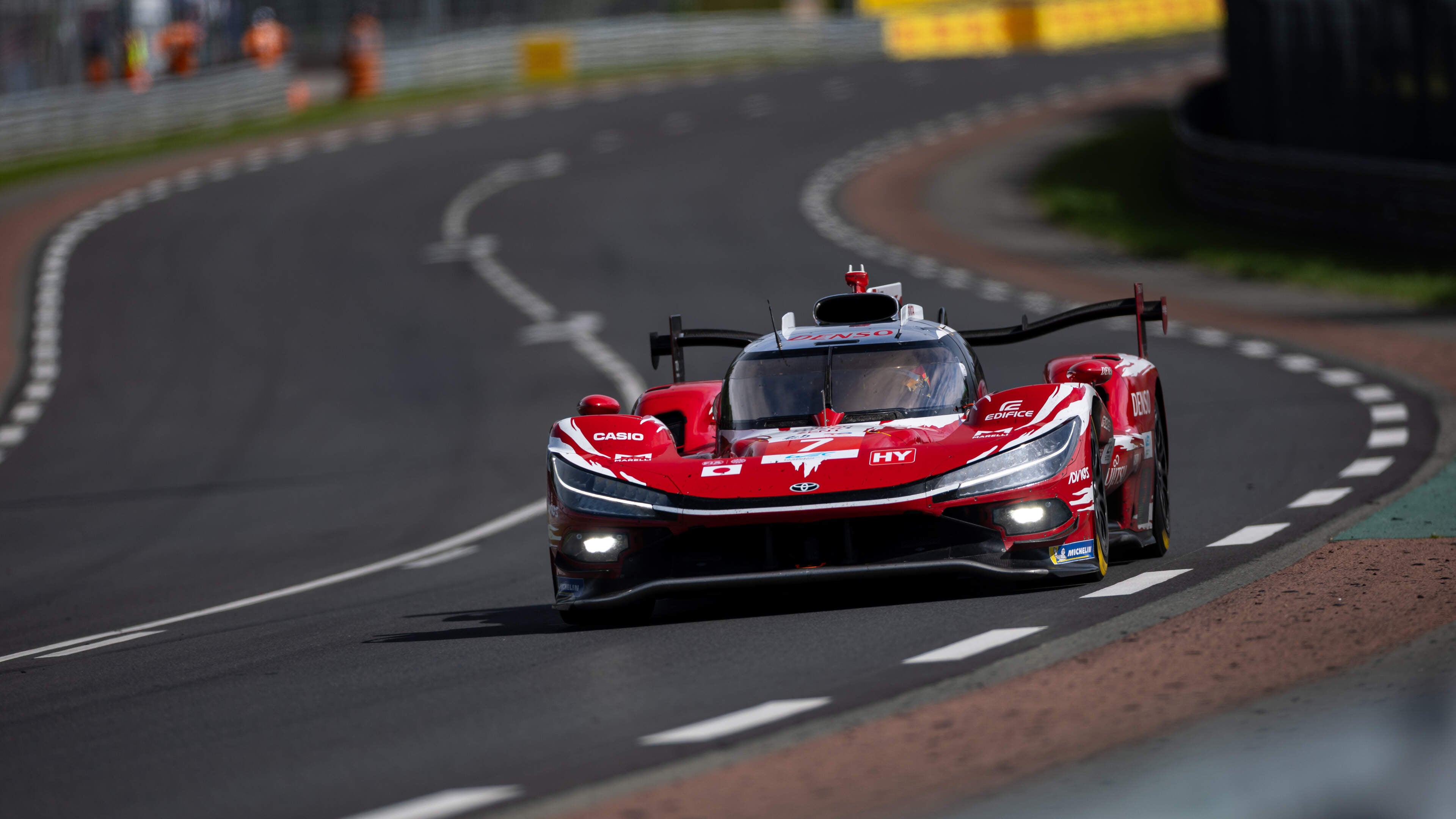Prachtig succes voor Nyck de Vries: Nederlandse coureur wint 24 Uur van Le Mans, Robin Frijns tweede