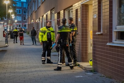 Kindje (2) valt van tweede verdieping uit raam in Rotterdam