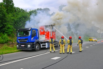 Vrachtwagen met accu-aggregaat vat vlam op A67 bij Veldhoven, brandweer voorkomt gevaarlijke situatie