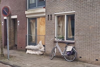 Verwarde man bedreigt bankmedewerker met ‘pistool’ en steelt toetsenbord bij woningstichting