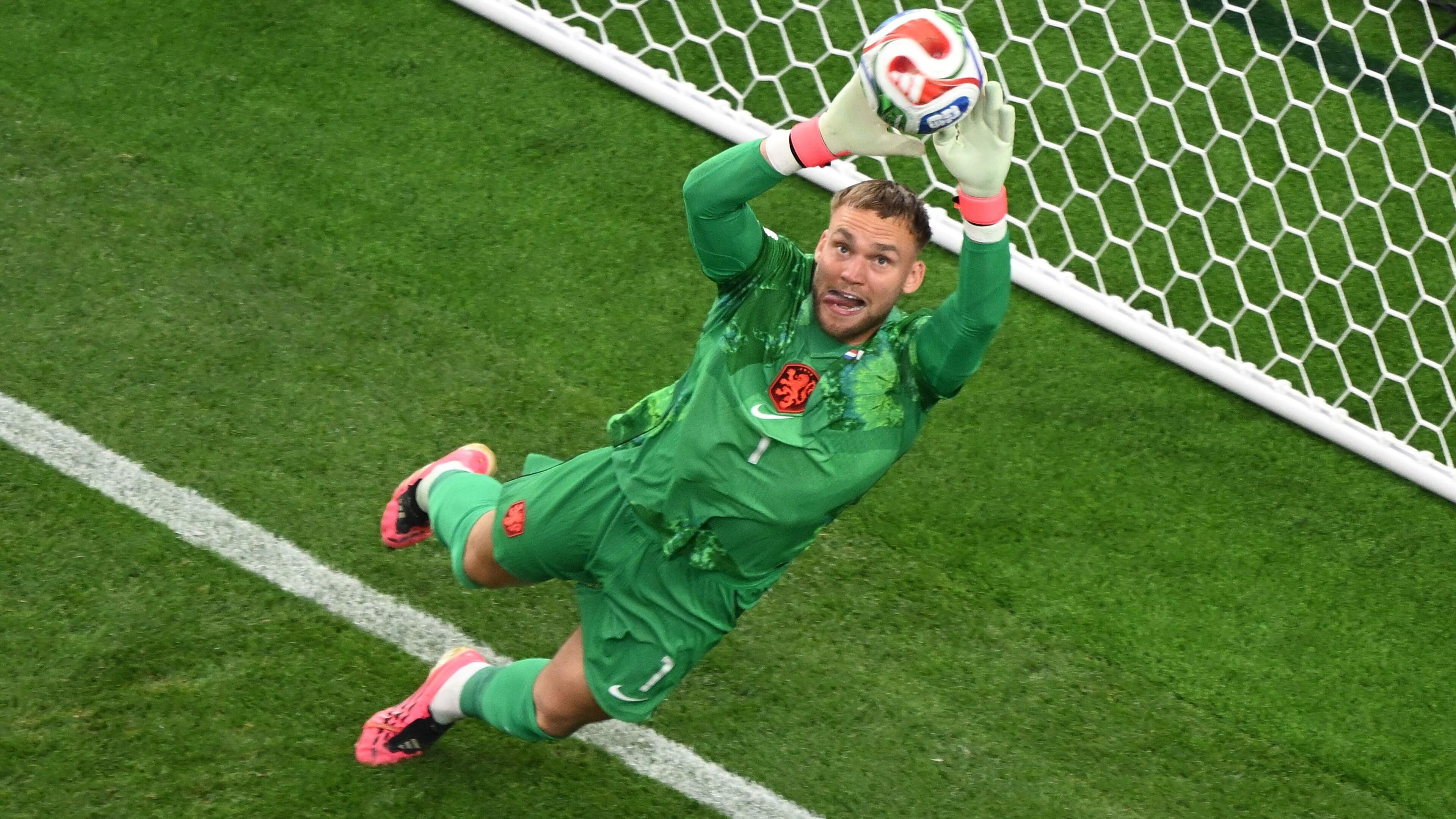 Het keepersniveau op het WK valt Frans Hoek nog niet mee: ’Veel ballen vliegen er te makkelijk in’